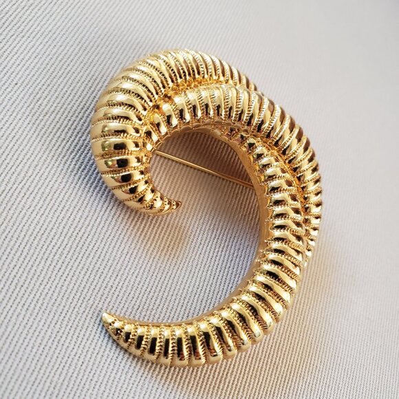 Vintage Monet Modernist Overlay Swirl Gold Tone Brooch - Picture 10 of 10